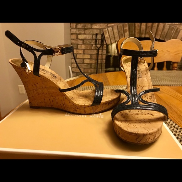 Michael Kors wedge - navy - brand new - size 7.5 - Picture 2 of 2